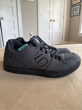 Freerider Primeblue Men's Low-Top Cycling Shoes - Dark Gray with Teal Accent